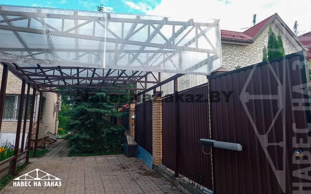 Односкатный навес для автомобиля 4 на 7 м с сотовым поликарбонатом в Гомеле и области Односкатный навес для автомобиля 4 на 7 м с сотовым поликарбонатом